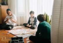 Családi programok Keszthelyen esős napokra is Gyerekek társasjátékkal játszanak egy szoba padlóján