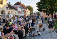 Gasztronómiai fesztiválok a Balaton nyugati csücskében Nyüzsgő gasztronómiai utcai fesztivál hosszú közös asztalokkal